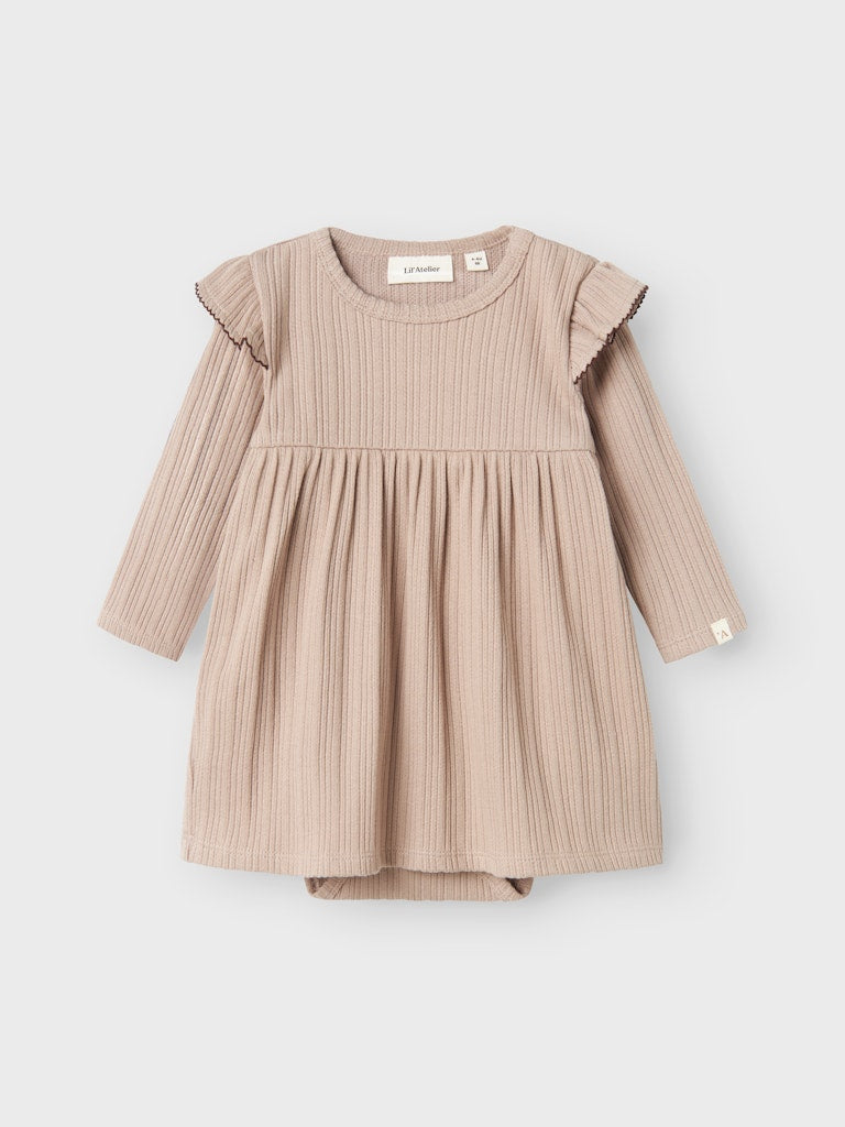 Lil Atelier - Kleid mit Rüschen 'NBFNARA LS BODY DRESS LIL - Etherea'