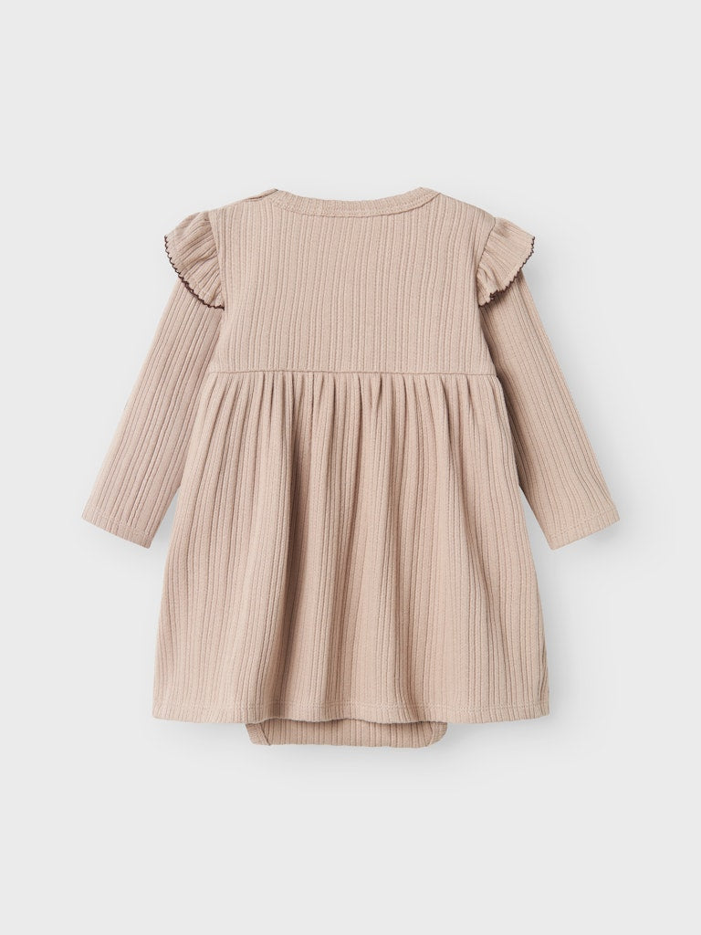 Lil Atelier - Kleid mit Rüschen 'NBFNARA LS BODY DRESS LIL - Etherea'