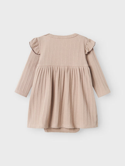 Lil Atelier - Kleid mit Rüschen 'NBFNARA LS BODY DRESS LIL - Etherea'