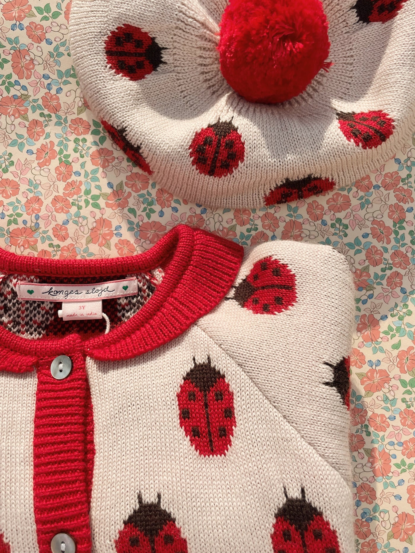 Konges Slojd - Strickjacke aus Wolle Marienkäfer 'BELOU KNIT CARDIGAN - LADYBUG'